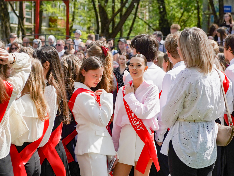 В школах Вологды прозвучали последние звонки.