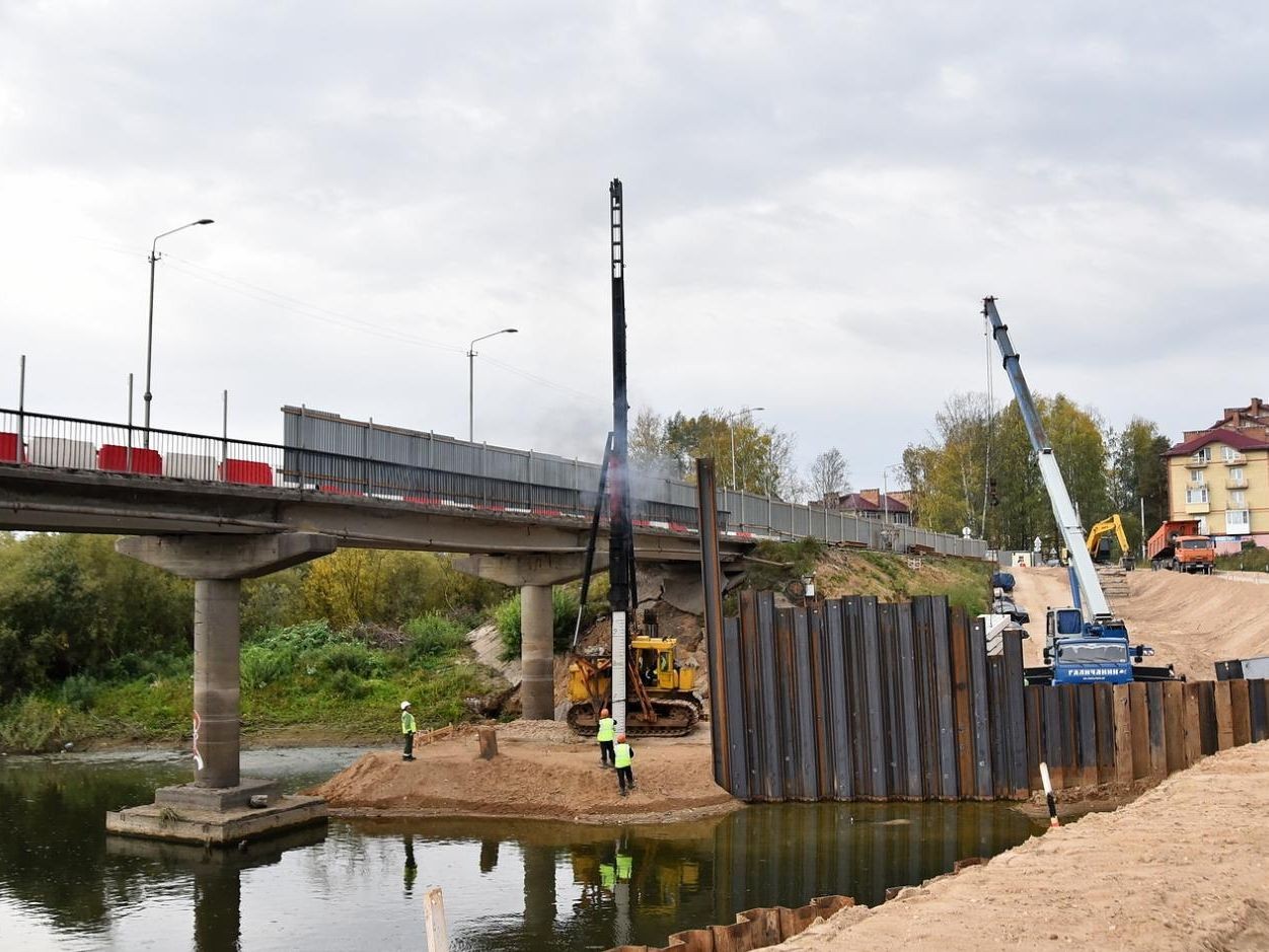 К строительству новых опор Кувшиновского моста приступили в Вологде.