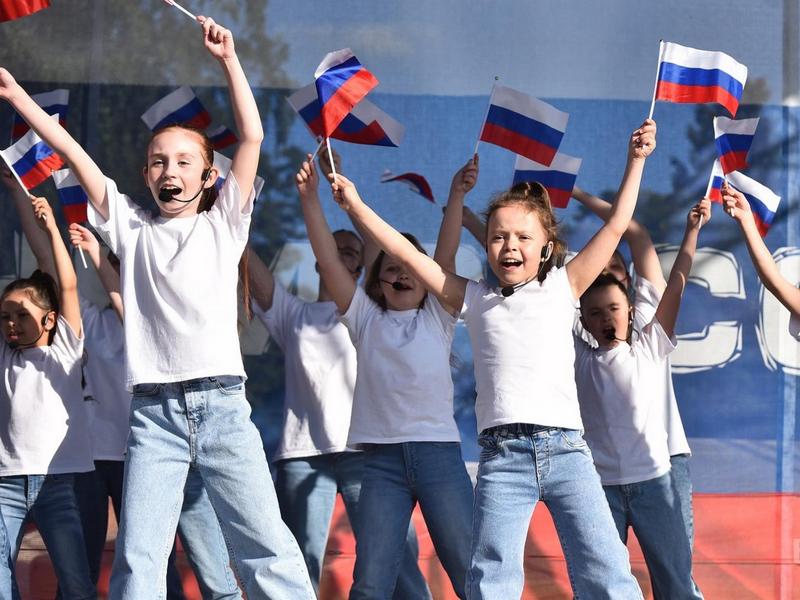 Мэр Вологды Андрей Накрошаев поздравляет вологжан с Днем России.
