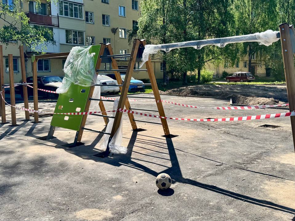 Новое оборудование начали устанавливать на детской площадке на Ново-Архангельском шоссе в Вологде.