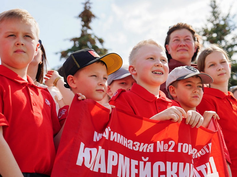 Юнармейцы гимназии № 2 держат в руках флаг своего отряда..