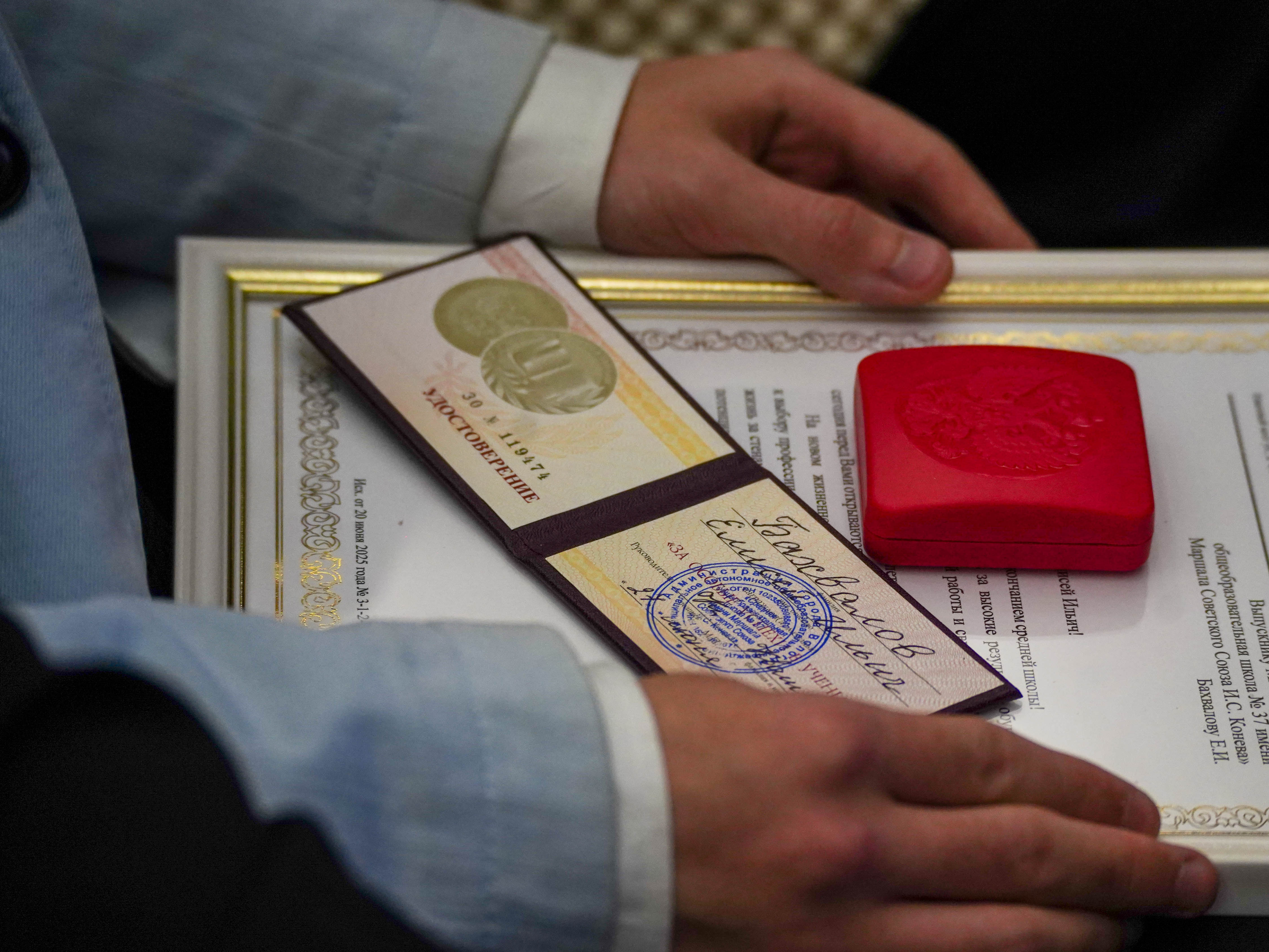196 выпускников Вологды закончили в этом году школу с золотыми и серебряными медалями.