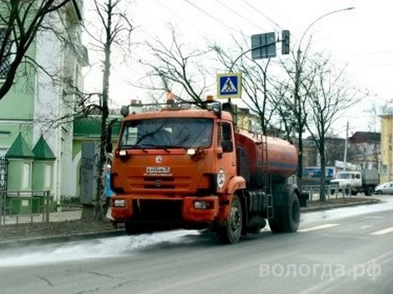 В Вологде начали мыть остановочные комплексы.