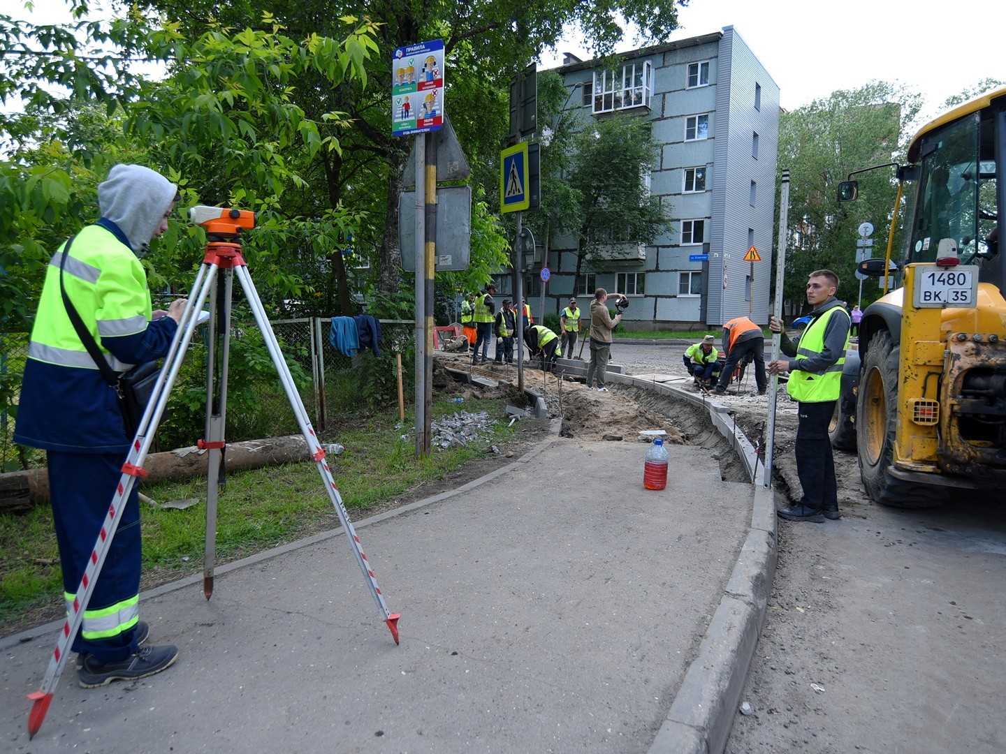 Обустройство тротуаров идет на ул. Кирова в рамках ремонта по нацпроекту &laquo;Безопасные качественные дороги&raquo;.