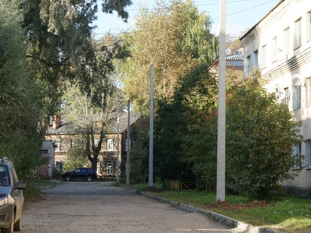 В Вологде начался монтаж новых светильников на Осановском проезде.