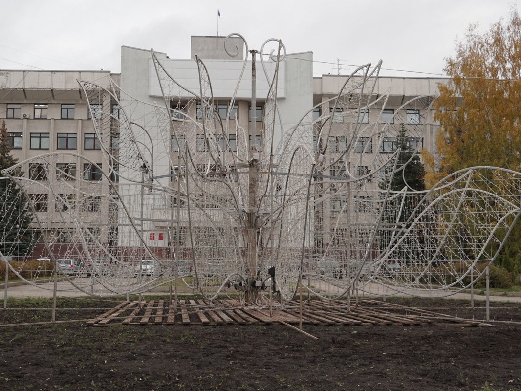 Городские улицы и площади Вологды начали украшать к Новому году.