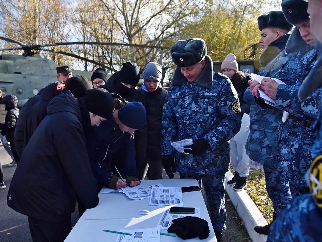 Команда из школы № 35 стала победителем военно-патриотической игры «Виват, Победа!» в Вологде.