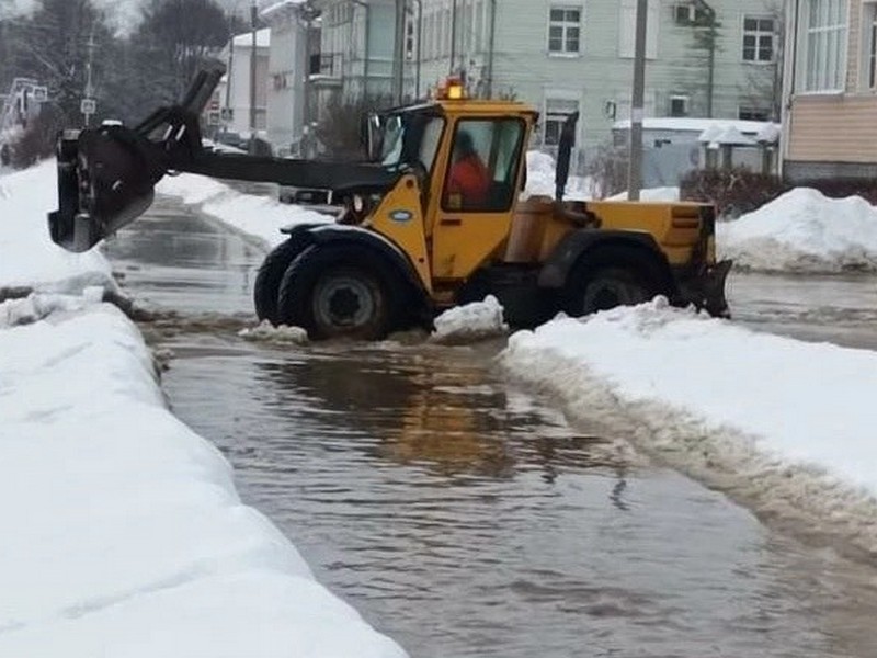 В заречной части Вологды устраняют последствия коммунальной аварии на водоводе.