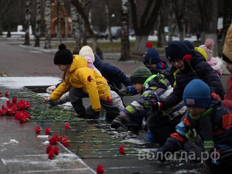 В День Неизвестного Солдата Вологда объединяет поколения памятью о героях.