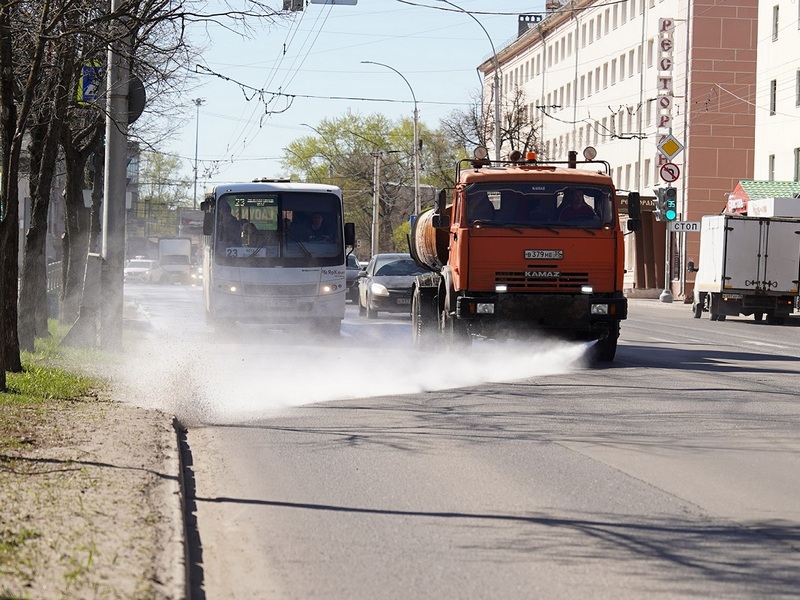 Дороги Вологды начали мыть с применением шампуня.