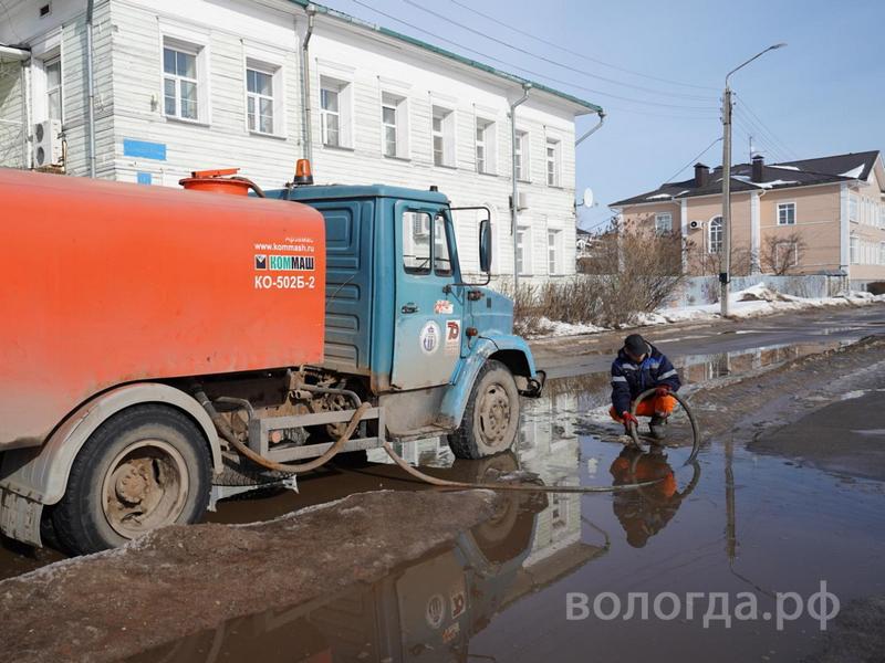 Порядка 300 колодцев ливневой канализации прочищено в Вологде.