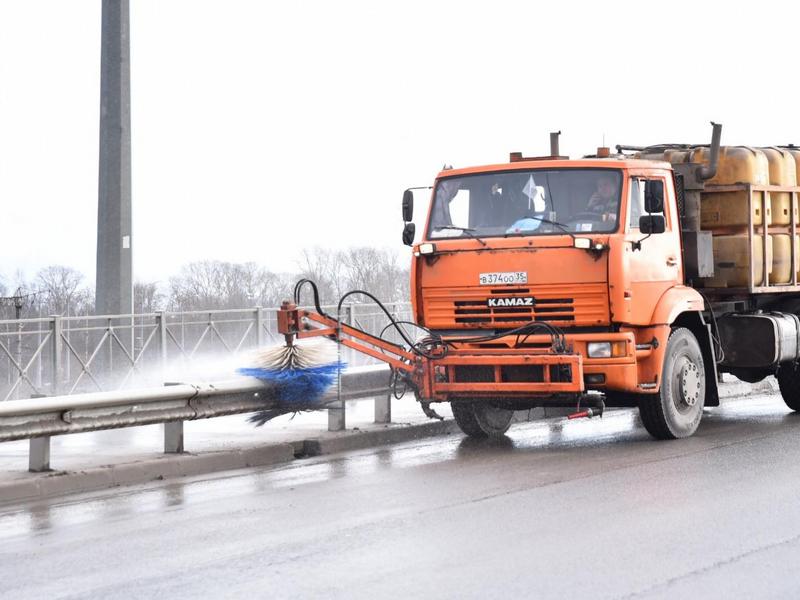 В Вологде начали мыть колесоотбойники на мостах и путепроводах.