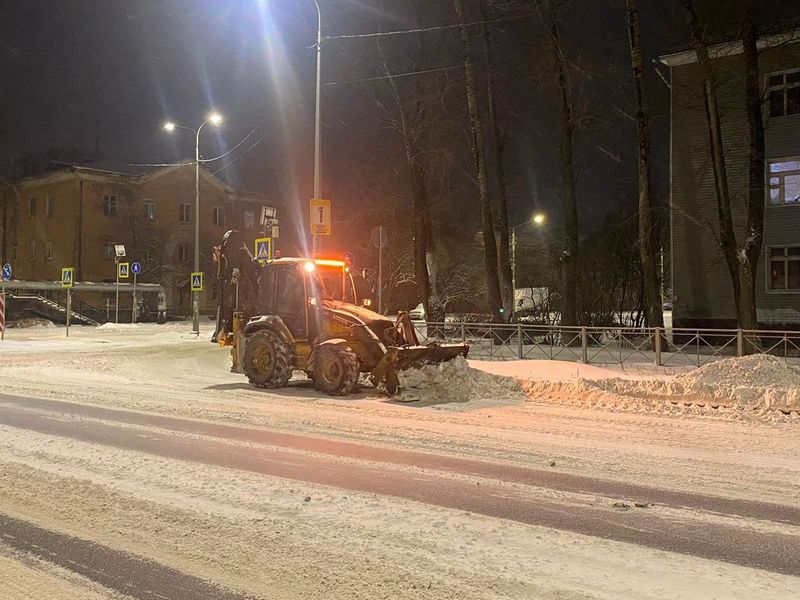 Коммунальщики Вологды убирают городские территории в усиленном режиме.
