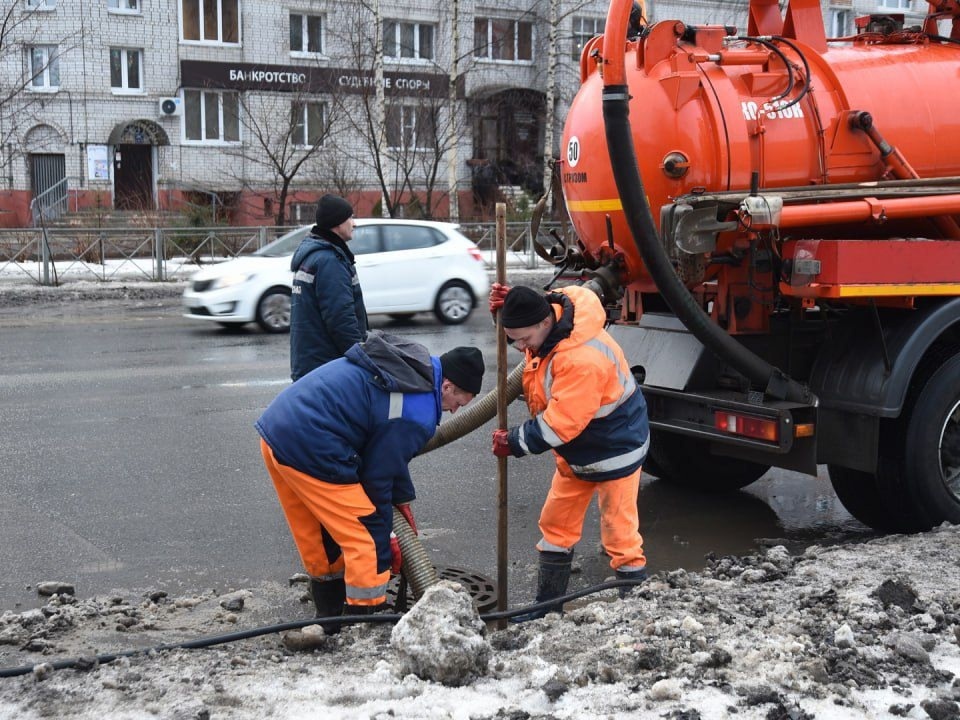 Коммунальщики Вологды усиленно расчищают ливневые колодцы для устранения подтоплений на улицах города.