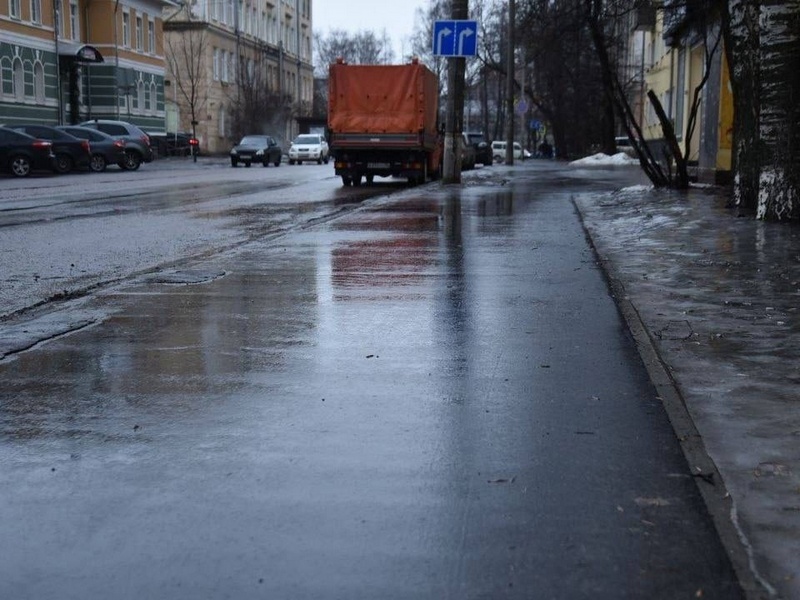 Коммунальщики Вологды ведут активную работу по ликвидации подтоплений и гололеда на пешеходных участках.