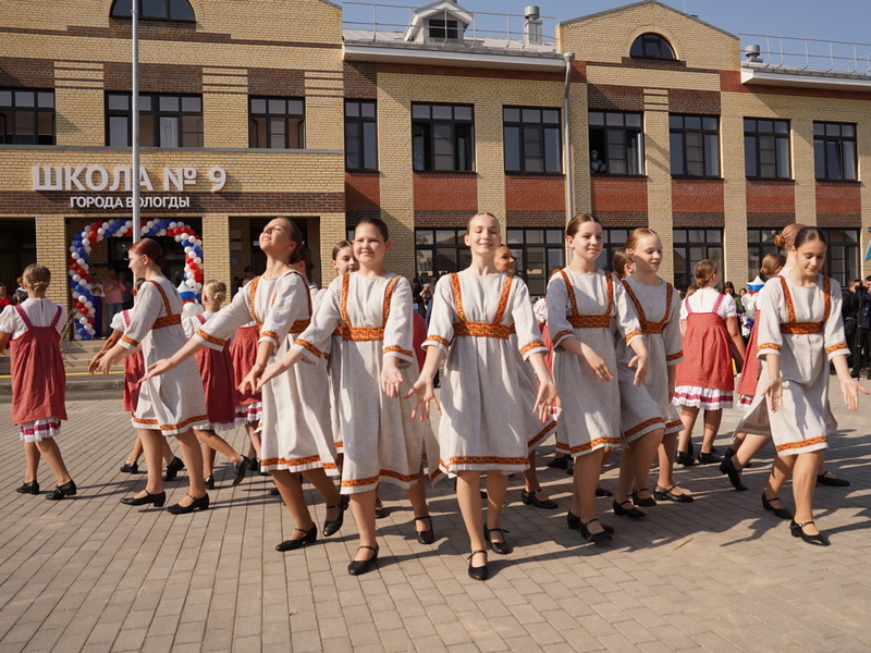 Новая начальная школа в микрорайоне Прилуки приняла сегодня первых учеников.