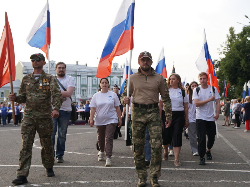 Парадом флагов, флешмобом и концертом отпраздновали в Вологде День Государственного флага России.