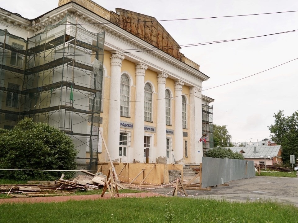 В Городском дворце культуры Вологды идет капитальный ремонт фасада и кровли.