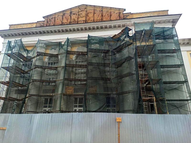В Городском дворце культуры Вологды проходят демонтажные работы в актовом зале.