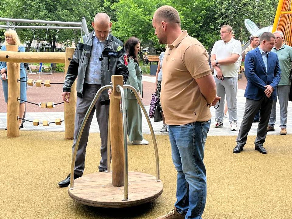 В Парке Ветеранов завершились работы по обустройству детской площадки.