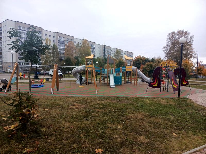 В Сквере героев СВО в Вологде завершено строительство новой детской площадки.