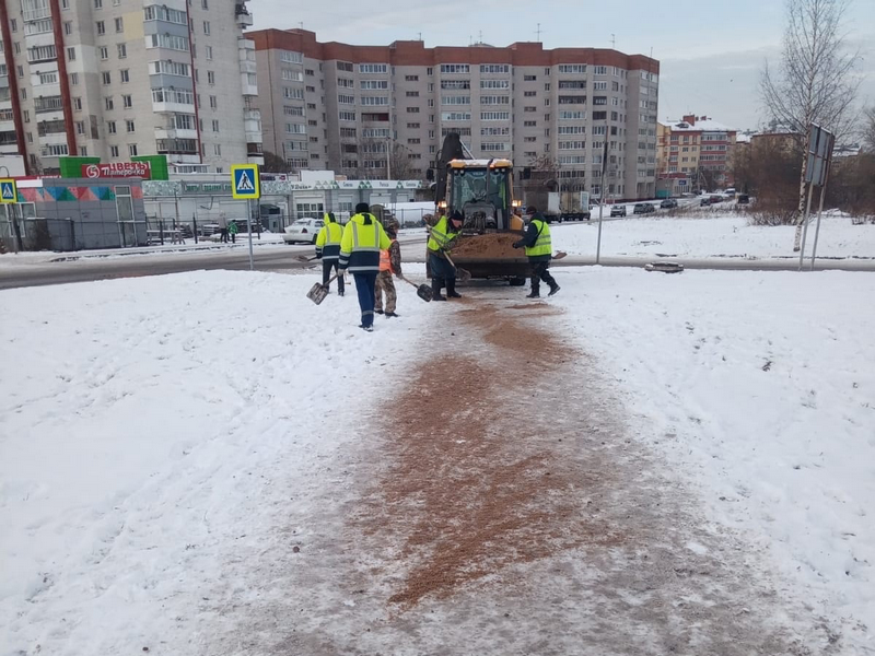 В Вологде коммунальщики борются с последствиями ледяного дождя.