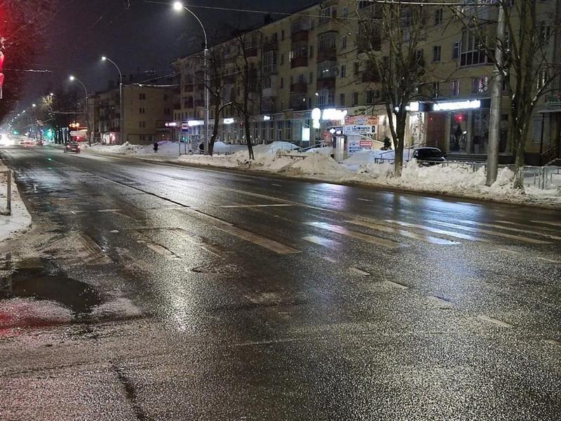 В Вологде коммунальщики обрабатывают дороги и ликвидируют колейность на проезжей части.