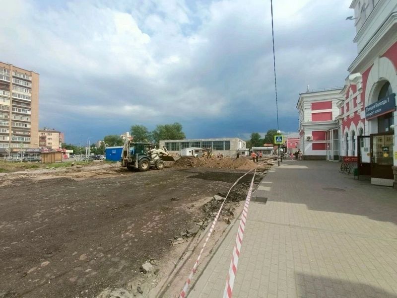 В Вологде на площади Бабушкина идут работы по ремонту инженерных коммуникаций.