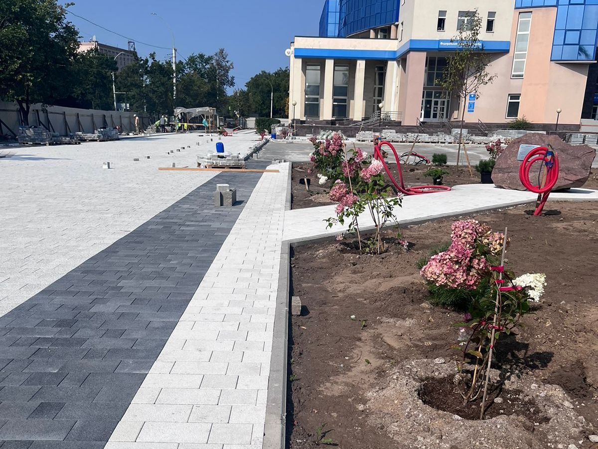 В Вологде на площади Дрыгина высаживают яблони и еще более 600 различных растений.