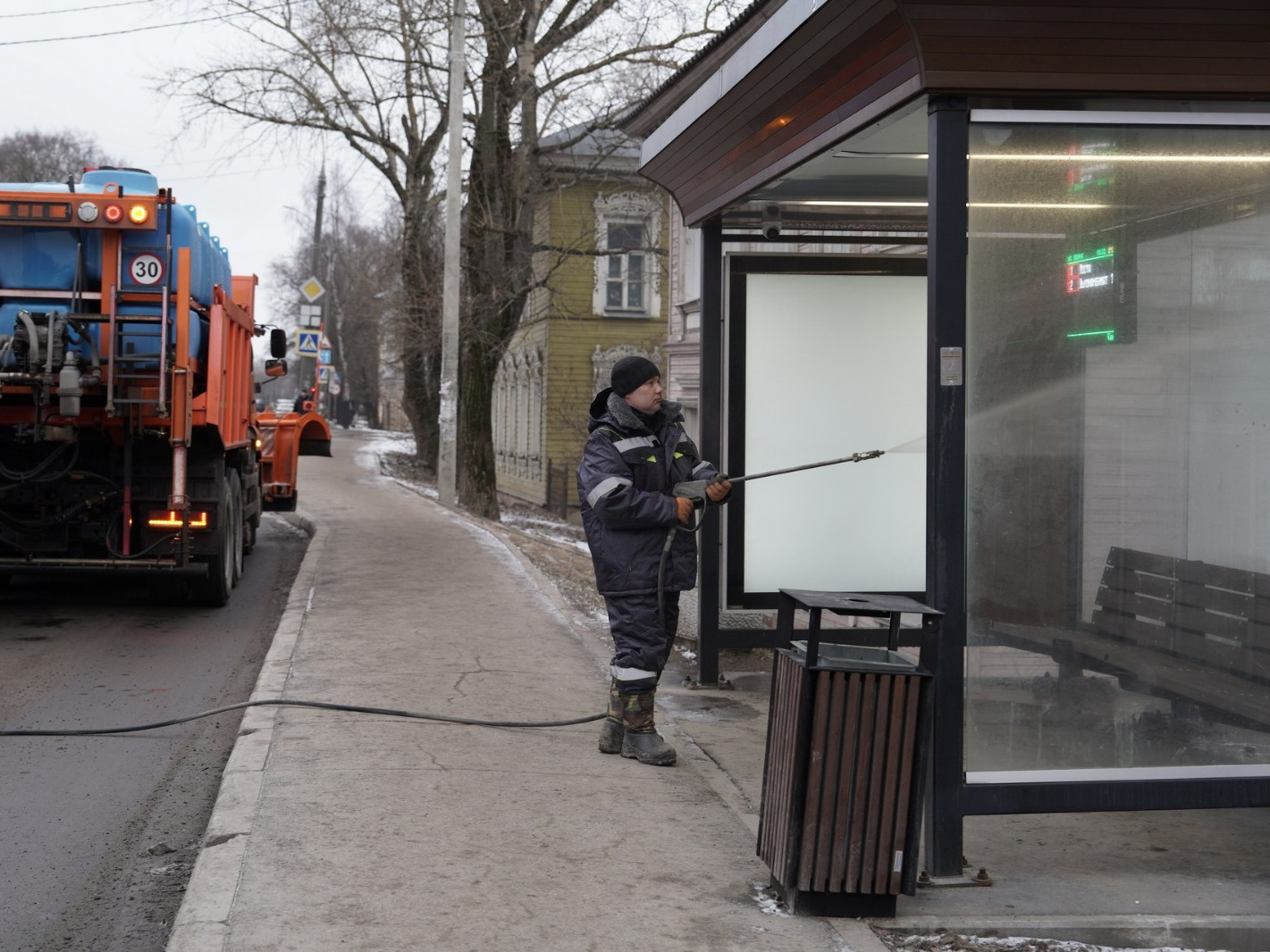 В Вологде начали мыть остановочные павильоны и ограждения в рамках подготовки к весенней уборке.