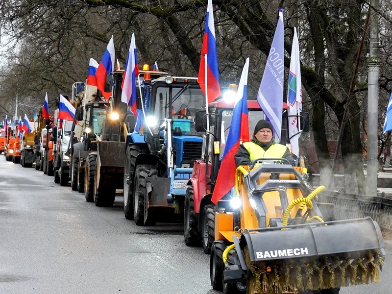 В Вологде состоялся первый парад коммунальной техники,   посвященный Дню жилищно-коммунального хозяйства.