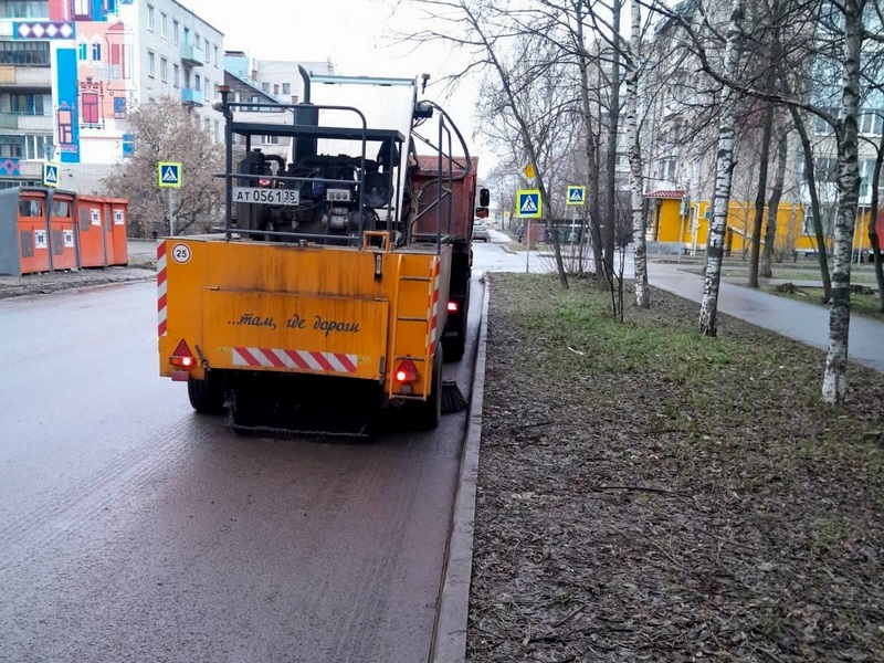В Вологде специальная техника очищает городские улицы от смета.