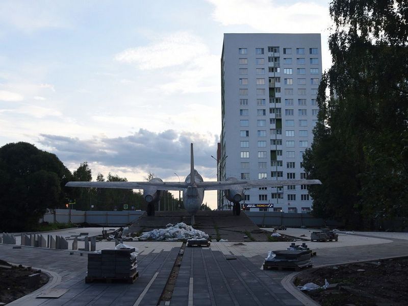 В Вологде укладывают плитку на бульваре по улице Ильюшина.