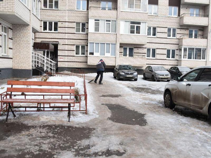 После проверки качества уборки дворов Вологды по ряду территорий информация направлена в прокуратуру.