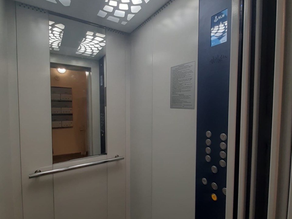 В Вологде в 15 многоквартирных домах заменили старое лифтовое оборудование.