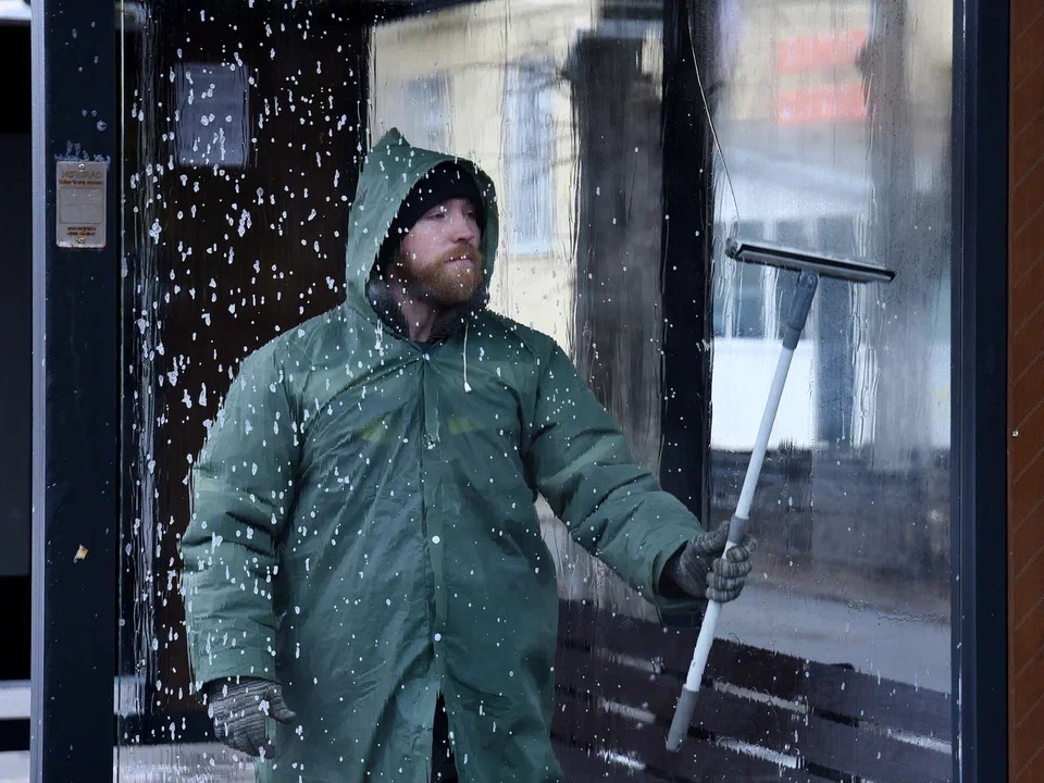 В Вологде в рамках комплексной весенней уборки моют более 300 остановок.
