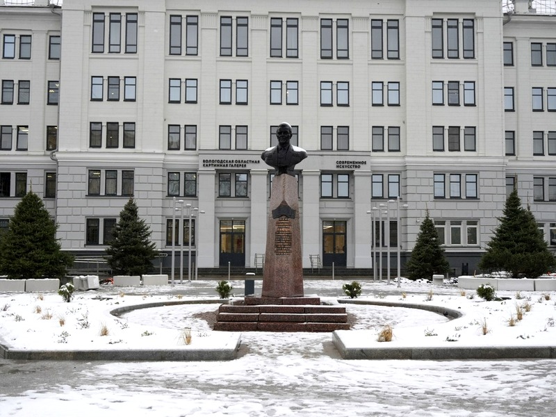 В Вологде завершаются работы по благоустройству сквера у Вологодской областной картинной галереи.