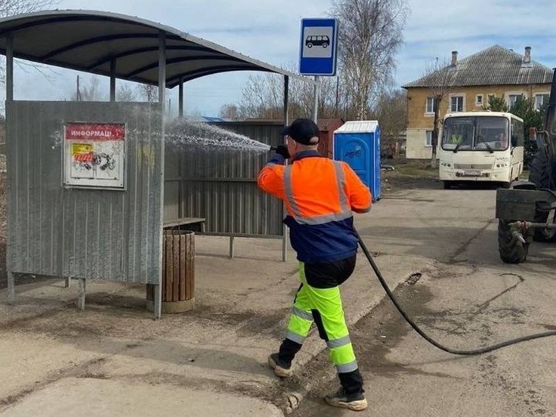 В рамках комплексной уборки города в Вологде моют остановки и общественные пространства.
