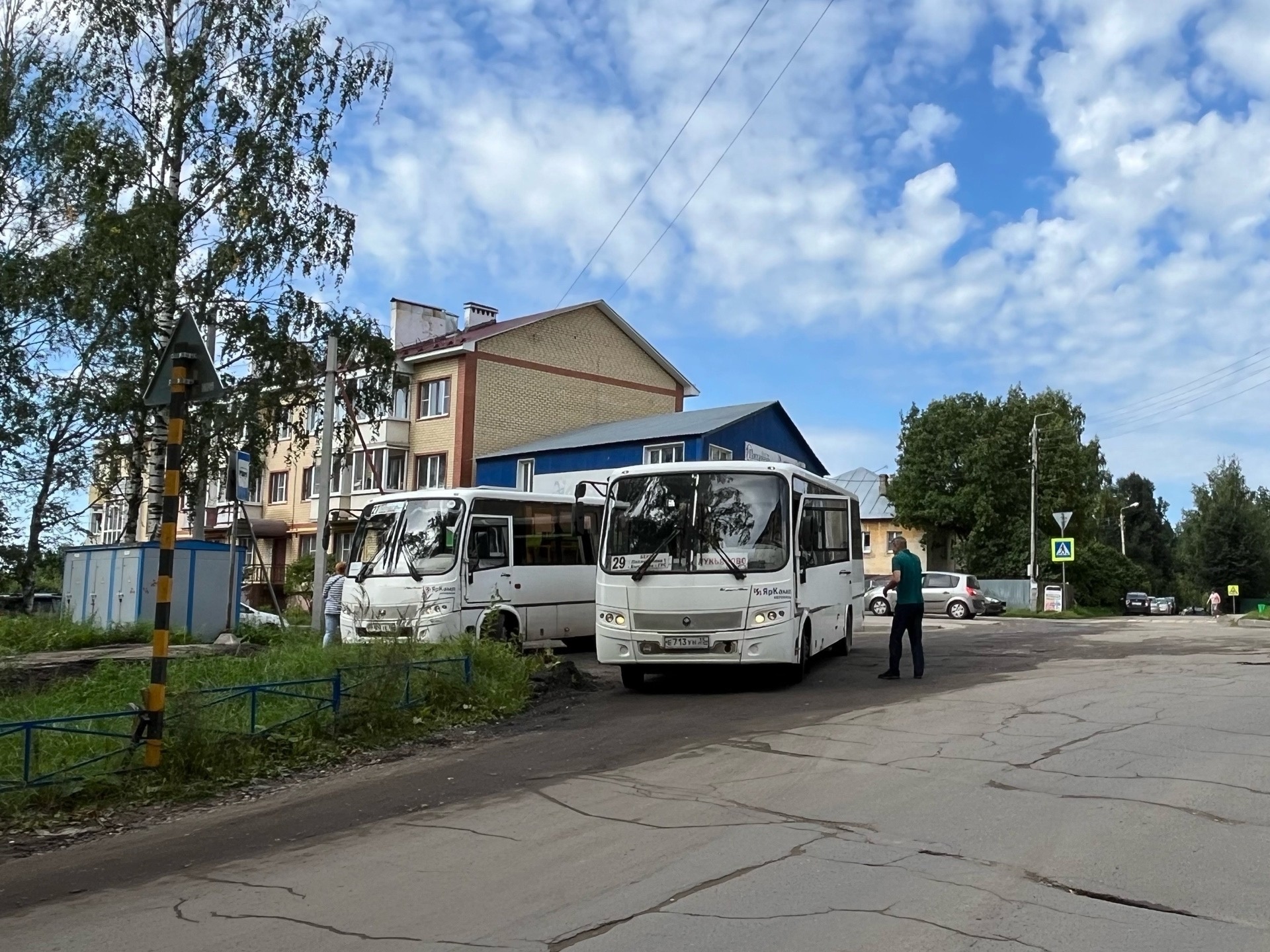 В связи с ремонтом моста в Кувшиново временно оборудовали автобусную остановку.