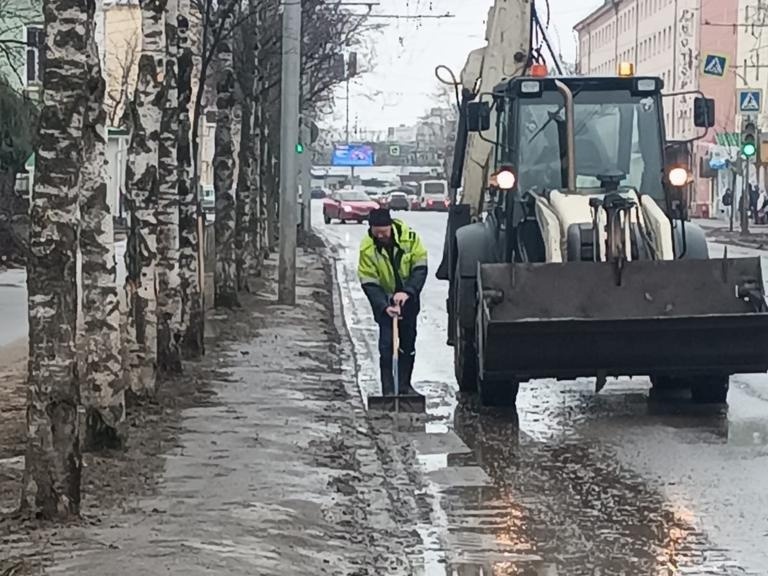 На весенний формат уборки перешли коммунальщики в Вологде.