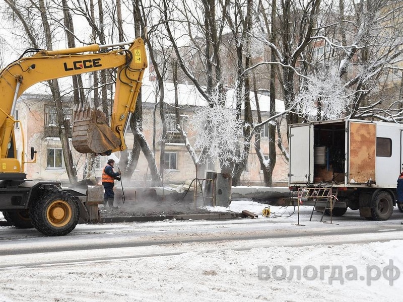 Последствия аварии на теплосетях устраняют в Вологде.