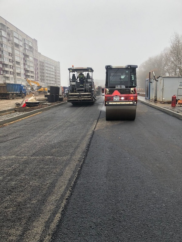 Асфальтирование дополнительного участка улицы Новгородской проходит в Вологде.