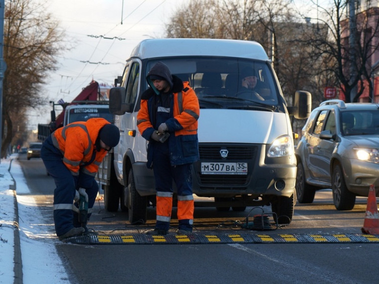 В Вологде идет работа по установке и обновлению искусственных неровностей. В Вологде идет работа по установке и обновлению искусственных неровностей.