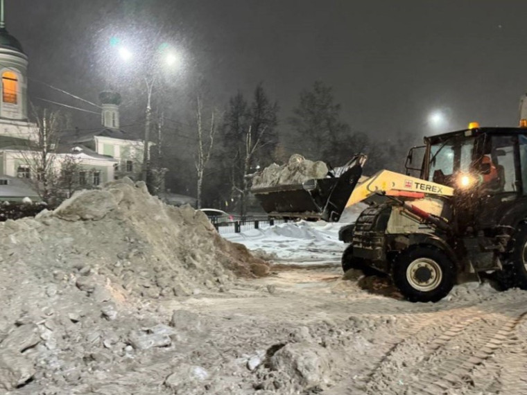 За сутки с улиц Вологды вывезли 5100 кубометров снега. За сутки с улиц Вологды вывезли 5100 кубометров снега.