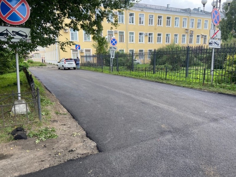 В Вологде на нескольких десятках улиц проведен ямочный ремонт. В Вологде на нескольких десятках улиц проведен ямочный ремонт.