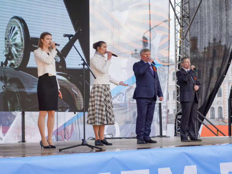 12-часовая концертная программа проходит в Вологде в юбилейный День Победы. 12-часовая концертная программа проходит в Вологде в юбилейный День Победы.