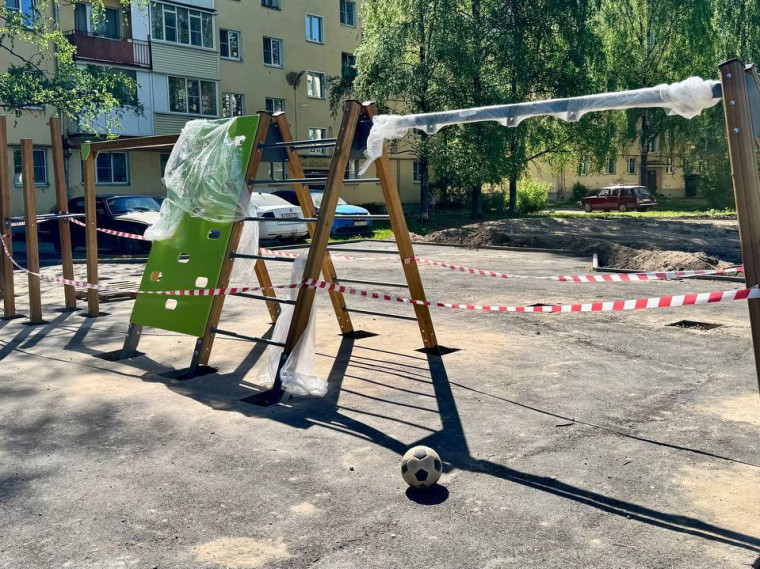Новое оборудование начали устанавливать на детской площадке на Ново-Архангельском шоссе в Вологде. Новое оборудование начали устанавливать на детской площадке на Ново-Архангельском шоссе в Вологде.